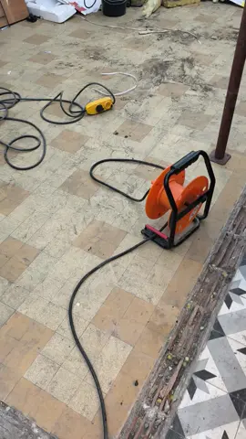 ⚡ Brancher une multiprise sur une multiprise : une (mauvaise) habitude très risquée ! ⚡ En milieu professionnel comme domestique, relier plusieurs multiprises entre elles augmente fortement le risque d’incendie électrique 🔥. Pourquoi ? Parce que cela entraîne une surcharge électrique, un échauffement des câbles, et donc une dégradation des protections. 👉 Dans le milieu pro, on utilise parfois des rallonges en 2.5 mm² adaptées aux puissances plus élevées. Mais même là, il est crucial de dérouler complètement la rallonge pour limiter l’échauffement. 👉 En milieu domestique, la pratique est encore plus dangereuse : les multiprises ne sont pas conçues pour supporter une surcharge. Brancher une multiprise sur une autre = prise en feu potentielle 🔥. 💡 Conseil sécurité : utilisez une multiprise de qualité, adaptée à vos besoins, et évitez absolument de les chaîner entre elles. ✨ Tu veux d’autres astuces simples pour éviter les risques électriques chez toi ou dans ton entreprise ? 👉 Abonne-toi pour ne rien manquer de nos conseils pratiques ⚡ #sécuritéélectrique #préventionélectrique #accidentdomestique #multiprise #pro #artisan #électricienvosges #électricité #cadom
