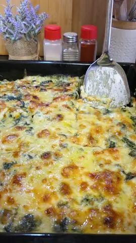 Tava virale me spinaq e patate.🥔🥬 ::::::::::::::::::::::::::: 6 patate 400 gr spinaq 4 lugë miell 500 ml qumësht 1 karrotë 200 gr djathë pice 50 gr gjalp 3 lugë vaj ulliri Kripë, piper, soec të kuq, hudhër Patatet i presim në feta dhe i ziejmë lehtë me ujë me kripë. Në tigan me gjalpin e vajin kavardisimin karrotën e grirë, shtojmë erëza, miell. Skuqim lehtë dhe shtojmë qumështin. Trazojmë sa të lidhet salca. Shtojmë kripë. Shtojmë spinaqin. Në tavë rreshtojmë patatet, shtojmë gjysmën e harxhit të përgatitur, shtojmë djathë picash. Vendosim dhe një shtresë me patate, harxhin dhe djathin.  Pjekja në 220° #tavaviralemespinaq