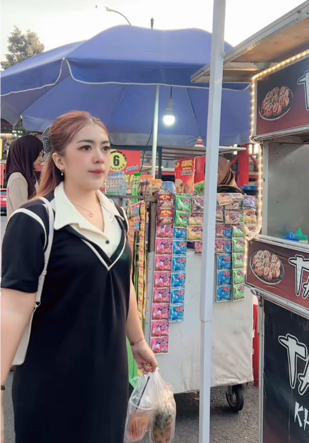 jajan dulu biar makin kuat live nyaa 😋🤣😂#fyp #OOTD #dresscantik 