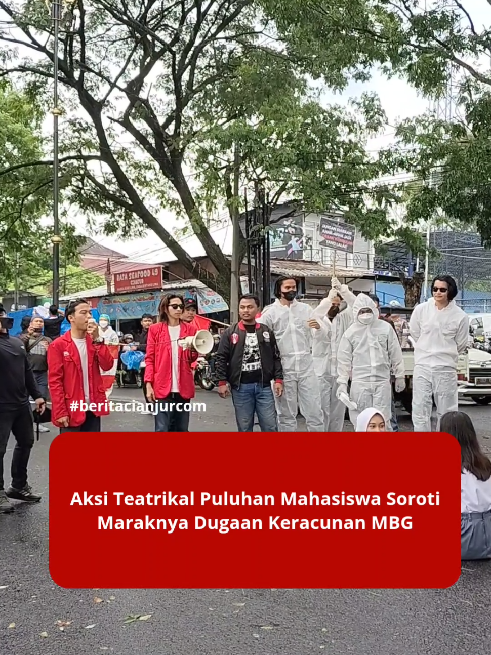 Aksi Teatrikal Puluhan Mahasiswa Soroti Maraknya Dugaan Keracunan MBG Puluhan mahasiswa yang tergabung dalam Dewan Pimpinan Cabang Gerakan Mahasiswa Nasional Indonesia (GMNI) Cianjur, turun ke jalan melakukan aksi unjuk rasa mendesak pemerintah agar melakukan evaluasi menyeluruh program Makan Bergizi Gratis (MBG), di Gedung DPRD Kabupaten Cianjur, Kamis (2/10/2025). Dalam aksinya, para mahasiswa yang mengenakan seragam SMP dan SMA, melancarkan kritik lewat aksi teatrikal menggambarkan maraknya dugaan keracunan akibat MBG yang menimpa para pelajar di berbagai daerah terutama di Kabupaten Cianjur. Mereka memeragakan para korban saat mengalami keracunan usai menyantap menu MBG yang dibagikan pihak penyedia dapur SPPG, lengkap dengan aksi penanganan para tim kesehatan. Bahkan, mereka menuliskan kalimat 