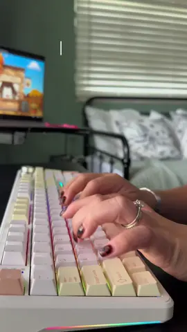 45 seconds of pure keyboard typing bliss 😘🥰☕️🍮✏️📧⌨️ #keyboardasmr #keyboard #keyboardsounds #keyboards #CapCut @Aula 