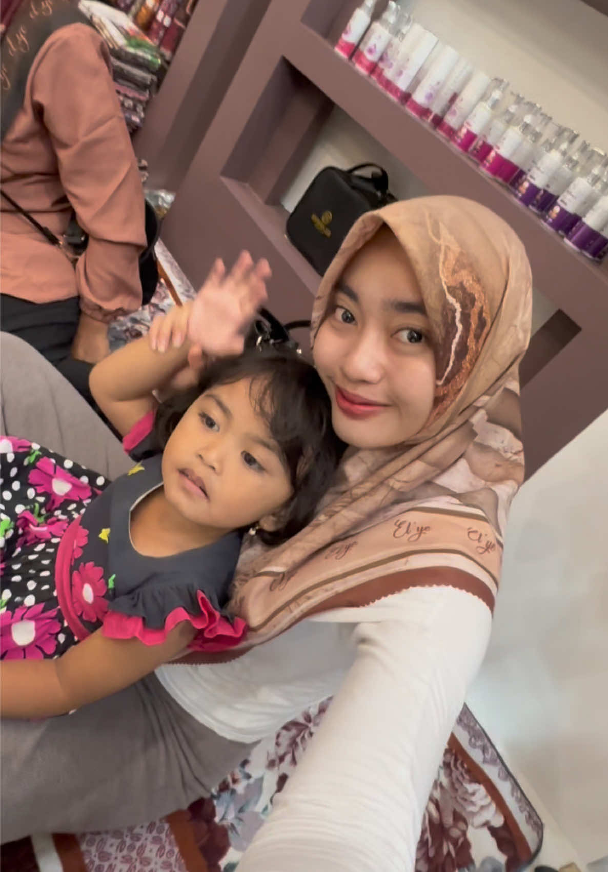 kecintaan bgt sama hijab motif dari @Elye_style Pamekasan gilaa sih bagus bgtt, ada harga ada kualitaslah yaaa. #minivlog #pamekasan #madura 