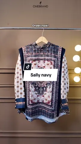 Sally Navy dengan bahannya yg juara😍co di keranjang kuning sekarang, cepet sold🤫#promoguncang1010 #gajiansale #blousevest #vest 
