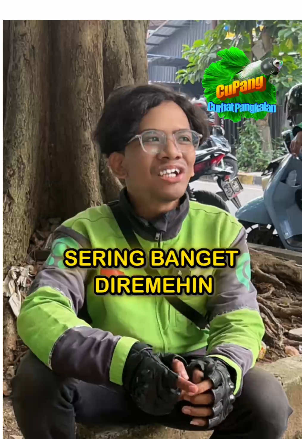 Banyak banget ya Bor yang mikir jadi ojol tuh ga ada masa depan. Cuma buat orang kepepet, ga punya skill, katanya. Minbor nemu abang ojol, umurnya baru 20 tahun. Dulu dia kitchen crew di Wena Food sambil nyambi ngojol. Sekarang full time narik karena perusahaannya bangkrut. Dia cerita, sering banget dapet pandangan remeh dari orang-orang. 
