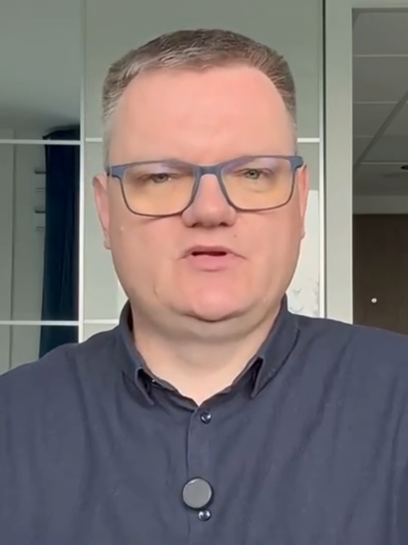 Jak Polacy sponsorują obce interesy? Na początku kinetycznego konfliktu pomiędzy Rosją a Ukraińcami, Ukraina rzeczywiście nie miała wyboru: została zaatakowana. Dlatego też jak najbardziej zasadnym z punktu widzenia polskiej racji stanu było wspieranie jej. Jednak po dwóch miesiącach, można było ten konflikt zakończyć. Wtedy jednak, po podszeptach Borisa Johnsona, władze Ukrainy dobrowolnie WYBRAŁY kontynuację konfliktu. I wtedy powinno skończyć się nasze bezwarunkowe wsparcie.  Zapraszamy do obejrzenia całego materiału na kanale: Radek Pogoda | Pogodne Szorty  Cały film: Partia ukraińska w Polsce? | Pogodne Szorty #261 https://youtu.be/ZSwNRB3ic6E #pogodneszorty #radekpogoda