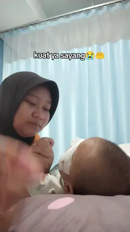 Hari yang aku tunggu²,dimana hasil MRI ituu di sampaikan, alhamdulillah sangat bersyukur tidak ada penyebaran dari tumor nya,tapi ada sedikit cairan/hidrosefalus nya🥺 dokter curiga itu yg membuat dia perkembangan nya semakin menurun seperti skrng,karna itu menekan syaraf otak. dilanjut konsul ke bedah anak untuk tindakan selanjutnya,kemungkinan dde harus pasang selang untuk mengeluarkan cairan tersebut, bismillah dde,kamu kuat yaa nak🥺😭 kamu anak hebat,mamah akan terus dampingi dde sampe dde sembuh🤗 minta doanya agar semua di lancarkan yaa semuanya,doain dde kuat yaa🤗❤🤲 #anakkuat #anakhebat #fypp 
