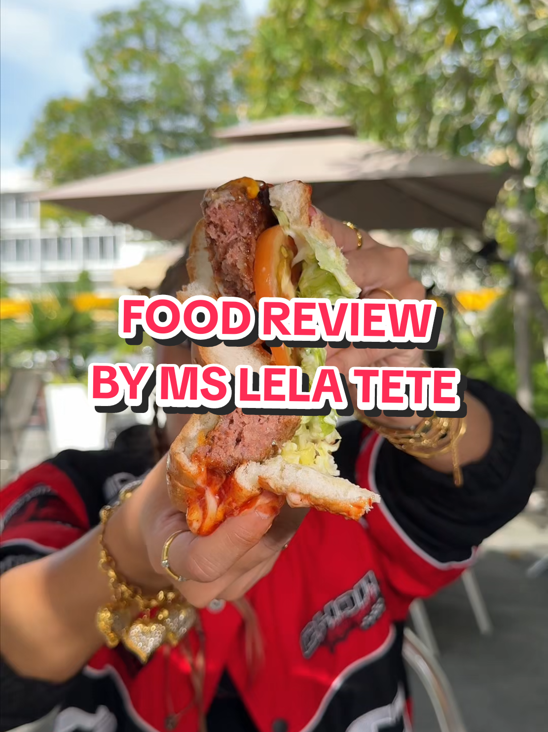 Hai semua!! Ms @LELA TETE dah mai.. Hampa bila lagi? Tunggu buat apa lagi? Mai lekaih 😍 #fyp #alorsetar #burger #OOTD 