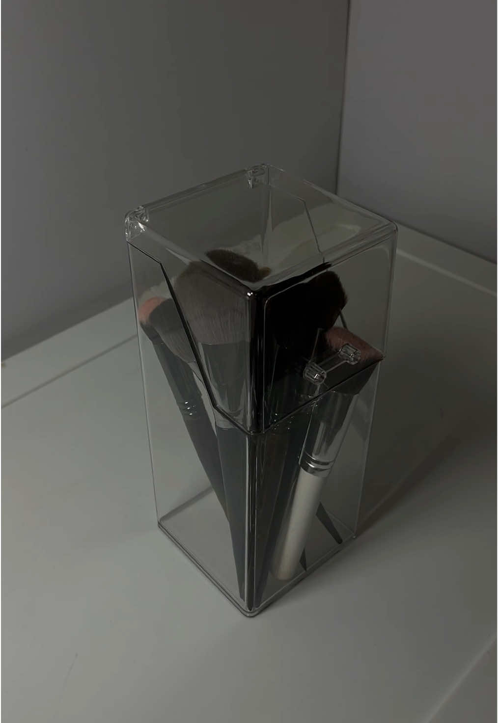a must have for your vanity table! 🖤 #brushorganizer #organizer #organizerwithcover #makeupbrushes 