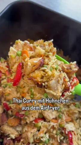 Thai Curry mit Hühnchen aus dem Airfryer Schnell & einfach zubereitet! 🙃 Zutaten: - 600 g Hähnchenbrust - 2 Pck Express Reis - 1 Paprika - 4 Lauchzwiebeln - 5 Mini Möhren oder 2-3 Karotten - 200 g Erbsen (TK) Für die Soße: - 1 Dose Kokosmilch light - 100 ml Gemüsebrühe - 2 EL Currypaste - Salz, Pfeffer, Paprika edelsüß Zubereitung: Hähnchen in mundgerechte Stücke schneiden und mit Hähnchengewürz würzen. Gemüse schneiden und zusammen mit dem Reis in den Airfryer geben. Alle Zutaten für die Soße verrühren, in den Airfryer geben und vermengen. Hähnchen darüber verteilen und bei 180 Grad Airfry für 25 Minuten. Nach der Hälfte der Zeit einmal umrühren. #hähnchen #airfry #thaicurry #schnelleküche #einfacherezepte 