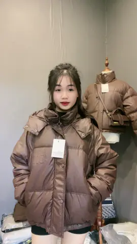 Trời ơi năm ngoái bán chạy con phao miu này lắm . Năm nay em bảo xưởng may mã tay cúc siêu hott ôm được giá hờii khách tranh thủ ạ #xuuuuuuhuongggg #khoacphao #phaoxinh #phaomiumiu 