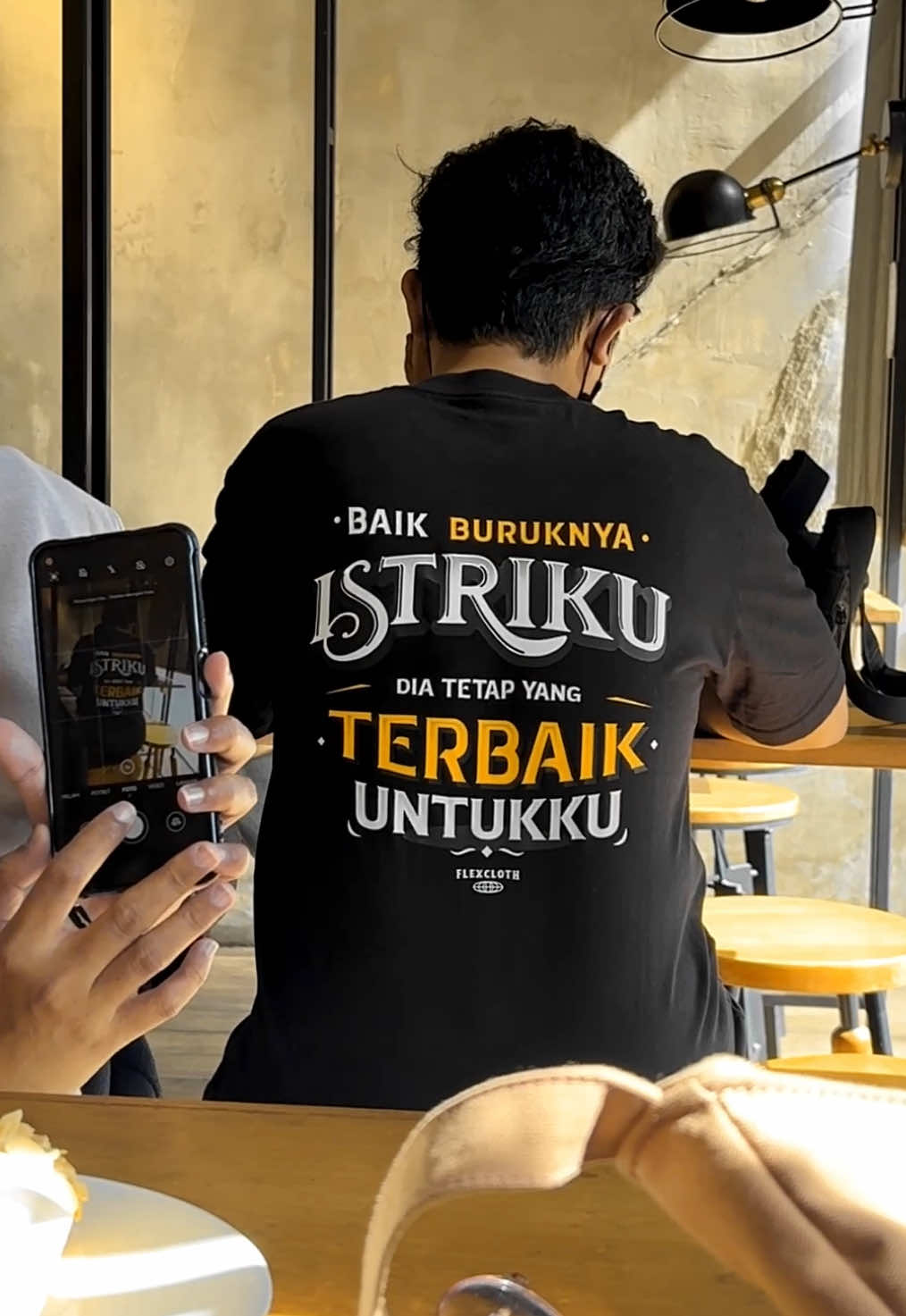 Beruntung banget kalo punya suami yg selalu membela istrinya☺️ #kaosviral #kaoskatakata #kaosbucin #kaoscowo 