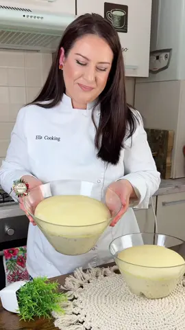 Pizza Calzone Reteta Simpla explicata pas cu pas. Ingrediente pentru hranirea maielei (se prepară cu 12 ore înainte): 50 gr maia 200 gr făină 200 gr apă Prepararea Aluatului Ingrediente: 1 kg făină 20 gr sare 50 ml ulei de măsline 500 ml apă călduță #calzonepizza