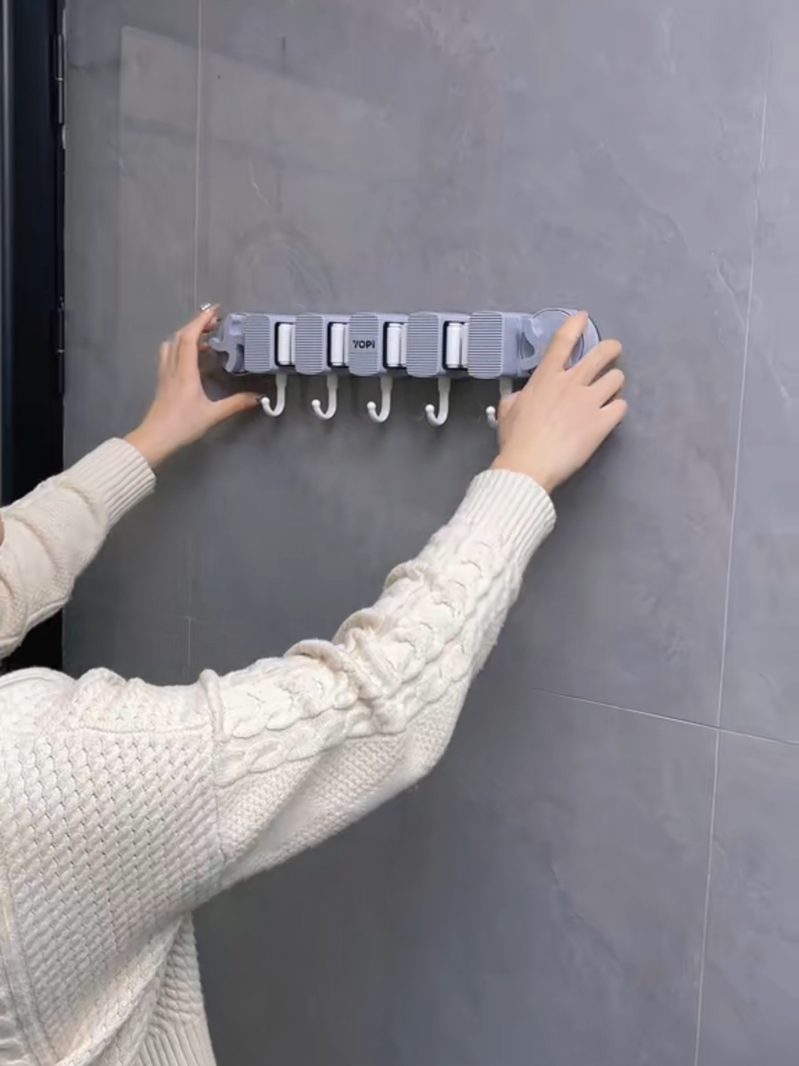 Móc treo chổi thông minh. #dogiadungtienich #giadungthongminh #moctreochoi