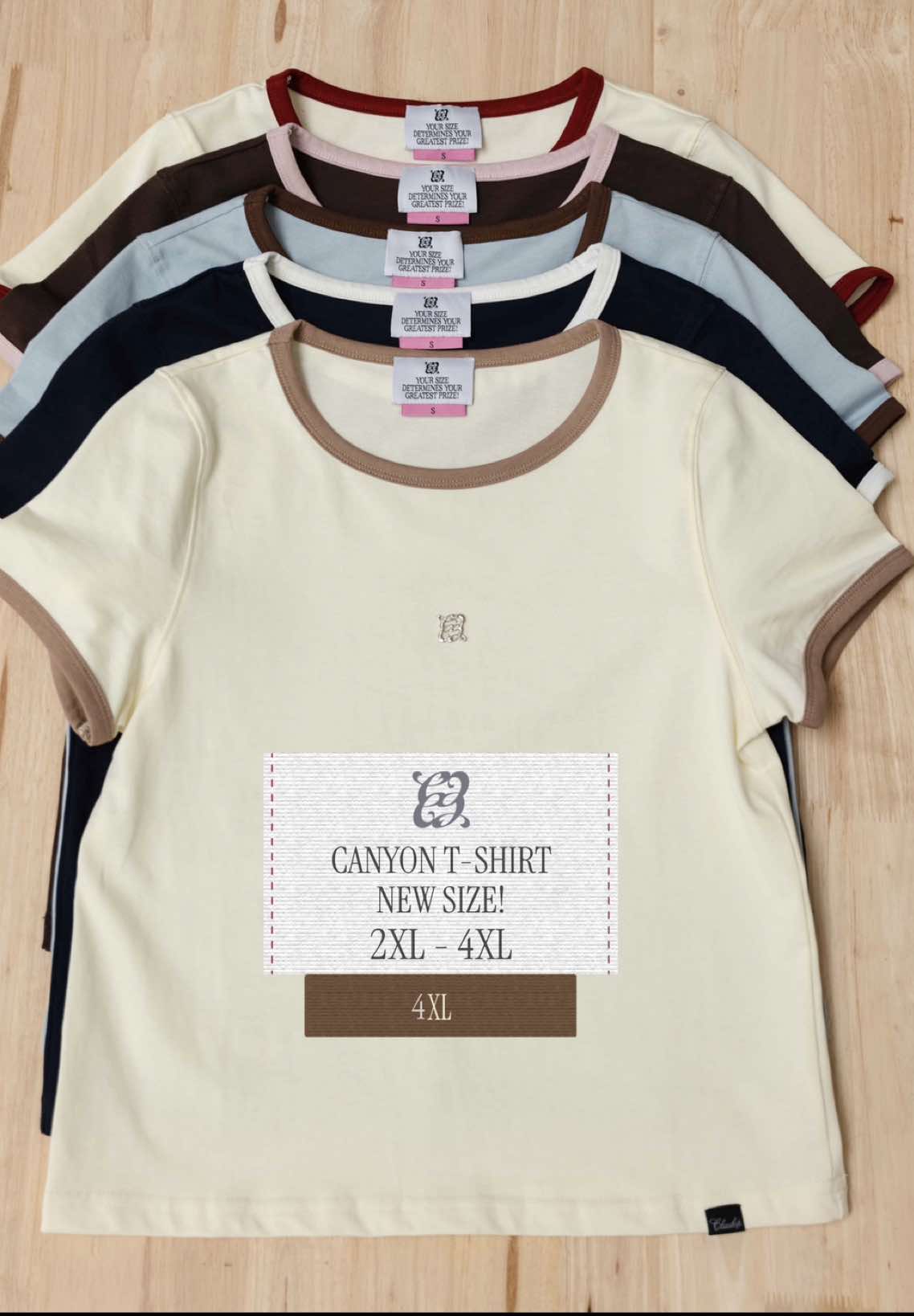 From S to 4XL – Canyon T-shirt’s got you covered.🏰⛓️ Canyon T-Shirt (C8416) เสื้อยืดแขนสั้นคอกลม ทรงพอดีตัว เป็นแพทเทิร์นที่ทำออกมาเบสิค เอาไปแมทช์ใส่ง่าย เราตั้งใจใส่ดีเทลที่น้อยแต่มาก จาก สีเสื้อที่เลือกคู่สีมาตัดกันแบบจิ้งๆ และเย็บอะไหล่เงินโลโก้ Chuuchop ตรงกลาง และยังแต่ง Label Chuuchop ตรงปลายเสื้อด้านล่าง 5 Colors: Ivory-brown, Ivory-red, navy-white, light blue-brown, brown-pink 5 Sizes : S-4XL #chuuchop #chuugirls #tshirt #plussize #เสื้อยืดไซส์ใหญ่ 
