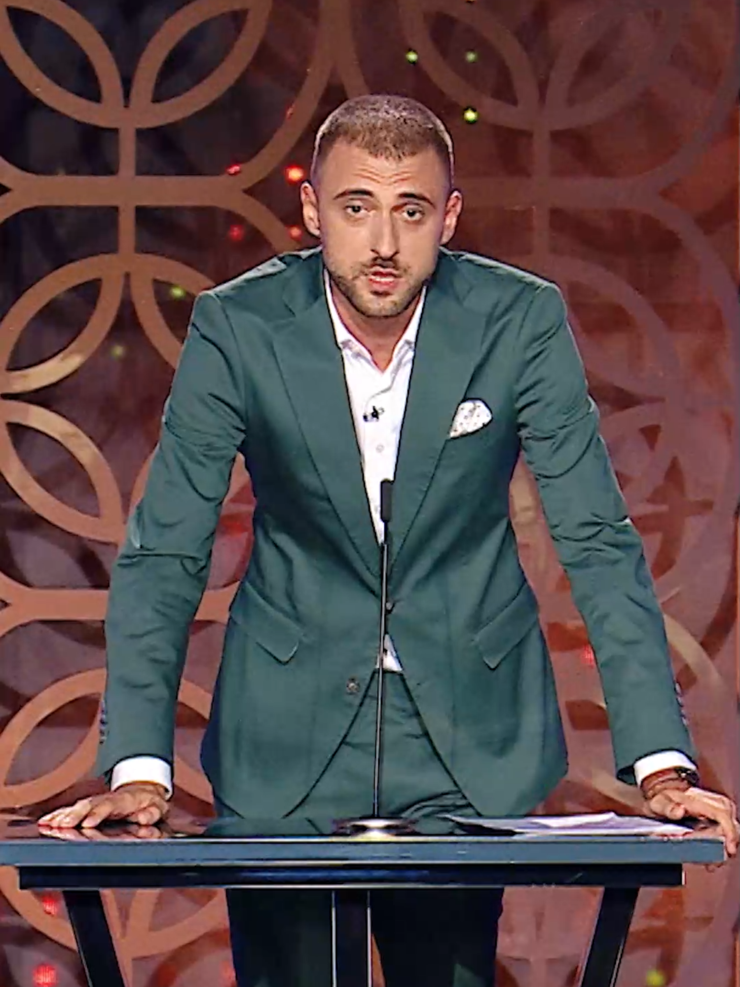 Alex Dobrotă a arătat că are un arsenal de replici pregătite pentru toată lumea. 💥 #LaBineSiLaRoast #PROTV #VOYO #Showbiz