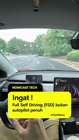 Tesla kembali menuai kontroversi setelah laporan Wired dan IT之家 menyebut mobil mereka kini merekomendasikan aktifkan Full Self Driving (FSD) saat sopir terdeteksi ngantuk atau keluar jalur. Padahal, FSD bukanlah autopilot penuh dan tetap menuntut kewaspadaan manusia. Pakar keselamatan menilai langkah ini berbahaya. Alih-alih membantu, justru bisa membuat sopir makin pasif dan sulit bereaksi ketika sistem gagal. Fenomena ini dikenal sebagai “out of the loop problem”. Kontroversi makin panas karena Tesla baru saja dijatuhi denda besar akibat kecelakaan yang melibatkan Autopilot, serta tengah diselidiki otoritas AS. Publik pun mempertanyakan: apakah Tesla benar-benar berkomitmen terhadap keselamatan pengguna, atau sekadar menjual “ilusi autopilot” untuk meraup keuntungan ? #Tesla #EV #Autopilot #ElonMusk