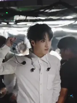 หนุ่มหล่อเตรียมขึ้นโชว์ #tnt时代少年团 #yanhaoxiang #teensintimes #tnt_thời_đại_thiếu_niên_đoàn 