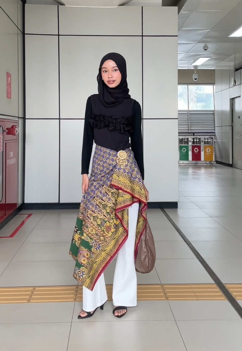 styling berkain di hari batik nasional 🫶🏻 #outfit #berkain 