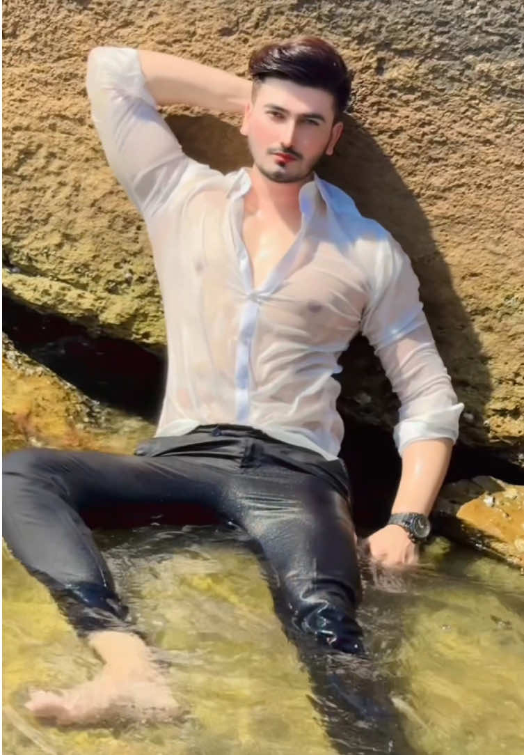 Tu agr samny ho kese main khud ko rakh paoon Hosh mein.. ❤️🥵💦 insta id : azan.ali1 🇦🇫 #foryou #foryoupage #azanali #beach #fyp 