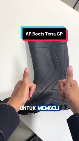 AP BOOTS Terra GP di warna hitam dengan ciri khas tapak pool pool dan di lengkapi dengan pelindung pelindung kaki. #sandalsendal #terra #gp #apboots 