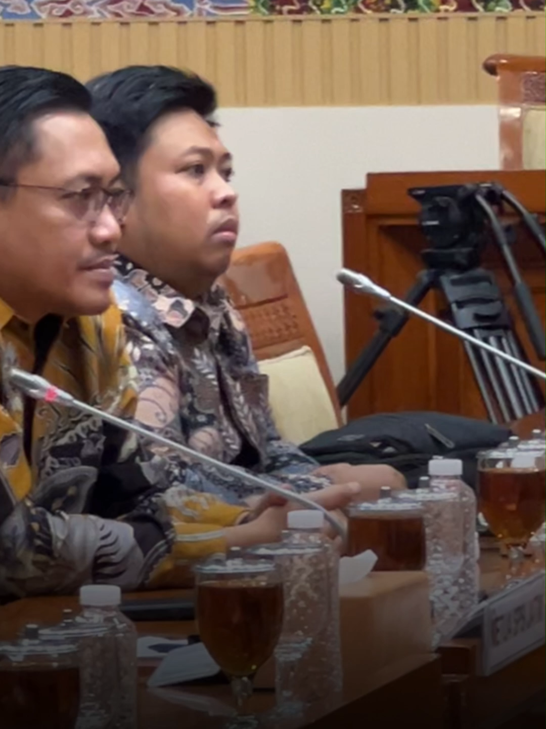 Komisi III DPR RI menggelar Rapat Dengar Pendapat Umum (RDPU) bersama SPSI PT. DABN Jawa Timur. Dalam forum ini, Komisi III menerima aduan terkait adanya dugaan kejanggalan serta intimidasi dalam proses penyidikan yang dilakukan oleh oknum Jaksa Pidsus Kajati Jawa Timur terhadap PT. DABN. Komisi III DPR RI menegaskan komitmennya untuk menampung dan menindaklanjuti setiap aspirasi serta aduan masyarakat, sebagai bentuk fungsi pengawasan agar penegakan hukum berjalan transparan, adil, dan akuntabel.  #HabiburokhmanDPRRI #Gerindra