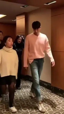 He's like a giant! 😮😲🫦🔥🔥#kimyoungkwang #ไม่มีคนดูก็จะลง 