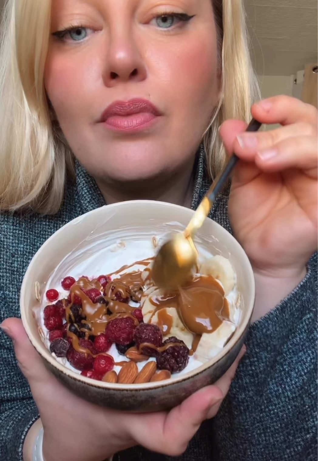 Petit dej rapide 🥣  Recette :  Yaourt grec  Flocons d’avoine  Fruits rouges  Amandes  Banane Speculoos  #recettefacile #TikTokFood #recettesimple #breakfastidea #recettemaison 