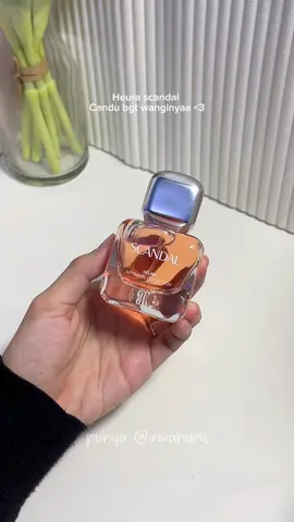 Entah yaa di hidungku heura scandal ini wanginya mirip” sirup melon 😆 tpi lebih ke fresh&creamy, enakkkk manisnya ga bkin eneg 🫶🏻 #parfumviral #parfumlokal #heura #parfum 