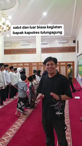 vidio ini saya buat dadakan saya tanya kok banyak anak2 masuk masjid polres katanya anak yatim di kumpulkan setiap kamis secara bergilir untuk menerima donasi dari bapak kapolres .luar biasa pak taat sehat selalu ya🙏