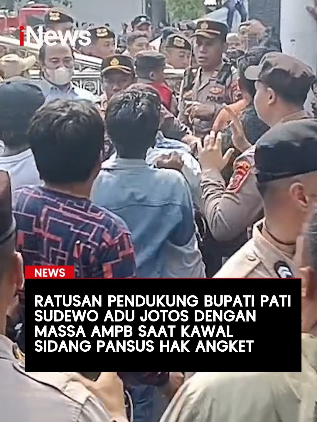 Lanjutan rapat Hak Angket Pemakzulan Bupati Pati Sudewo di Gedung DPRD Pati pada Kamis (2/10/2025) siang diwarnai kericuhan. Bentrokan terjadi antara massa Aliansi Masyarakat Pati Bersatu (AMPB) dengan pendukung Bupati Sudewo yang berkumpul di luar gedung DPRD. Ketegangan sudah muncul sejak awal. Perwakilan AMPB yang hendak masuk ke gedung DPRD dikejar dan dikeroyok oleh sekelompok massa pendukung Bupati Sudewo. #Ricuh #BupatiPati #Sudewo #BeritaHariIni #BeritaTerkini #iNews