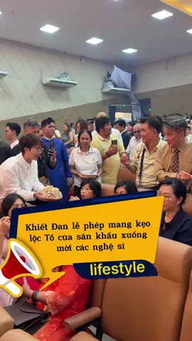 Khiết Đan lễ phép mang kẹo lộc Tổ của sân khấu xuống mời các nghệ sĩ #khietdan #sankhautruonghungminh #tiktokgiaitri 