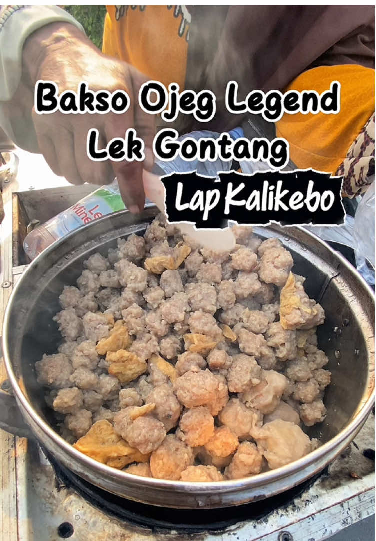 Sek biasanya lewat lapangan kalikebo, langsung mampir aja ges, langgananku dari SD Lokasi : Lapangan kalikebo depan kelurahan kalikebo dipinggir jalan, dilokasi sekitar Jam 16.30 Wib #klaten24jam #klaten #bakso #baksoviral #kulinerklaten 