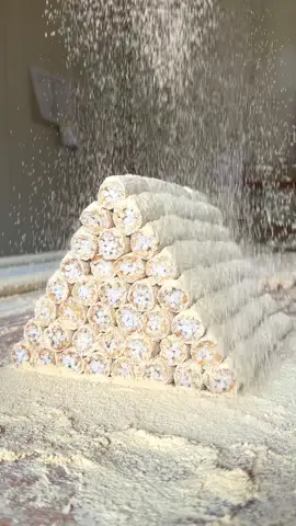 【130年の伝統】江戸時代から続く和菓子「五家宝」が感動レベル！ 店名：堀内製菓 最寄り駅：熊谷駅（埼玉県） 創業138年を誇る熊谷の老舗和菓子店。名物「五家宝（ごかぼう）」は江戸時代から伝わる伝統銘菓でもち米・糖蜜・きな粉のみを使い、香ばしく優しい甘みが特徴。蒸したもち米を伸ばし乾燥させ水飴や砂糖で固めた後に3m以上まで伸ばし、仕上げにきな粉をたっぷりまぶして完成！ サクッともちっとした独特の食感が魅力で、噛むごとに広がるきな粉の香ばしさと懐かしい甘さにファン多数！ 毎朝6時から仕込み、湿度や気温で煮込み方を変えるなどこだわりの製法で1日1000個以上を手作り。熊谷土産としても大人気の逸品！ 五家宝きな粉（28個）は1,740円でした！ 住所：埼玉県熊谷市本町2-15 最寄り駅：熊谷駅から徒歩7分 営業時間：8:30〜19:00 定休日：日曜日 #埼玉グルメ #saitama #japanesefood 138 Years of Tradition! Japan’s Legendary Gokabo Sweet Horiuchi Seika in Kumagaya, founded 138 years ago, is famous for “Gokabo,” a traditional sweet dating back to the Edo period. Made only with rice, syrup, and kinako, it’s chewy yet crispy, with a nostalgic roasted soybean flavor. Handmade daily from 6 AM, over 1,000 pieces are crafted every day. A must-try souvenir from Kumagaya! #SaitamaEats #Saitama 