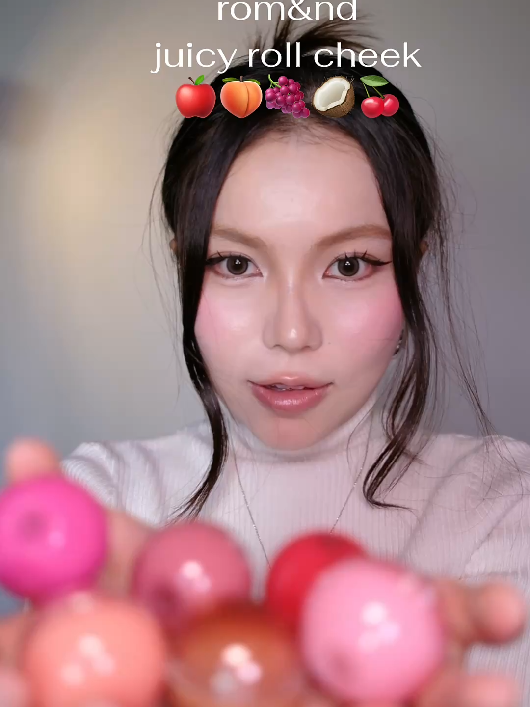 Chưa trải nghiệm chưa thể hiểu hết được độ glow của em má hồng Juicy Roll Cheek ✨​ Sau khi được tán đều trên má mang lại sức sống tựa như ruột trái cây chín vừa thơm và mịn màng🍑, đăc biệt không hề gây trượt lớp nền của các nàng nha💖 #romand #romandvn #rollcheek #goclamdep #romandblush