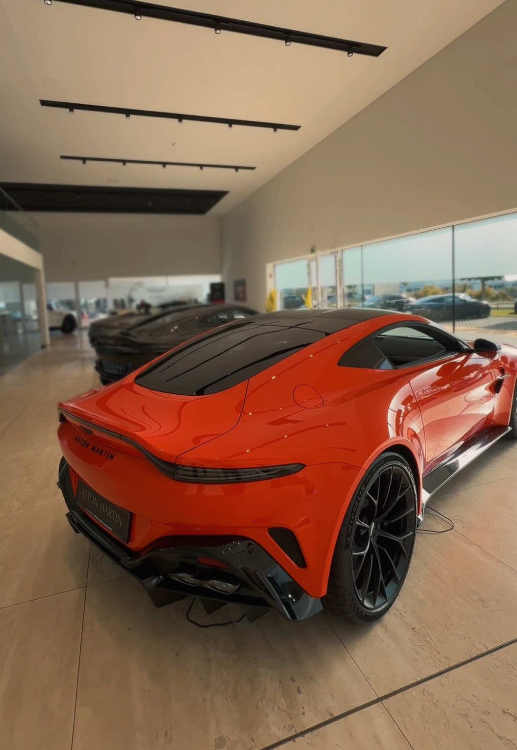 Aston Martin Vantage Coupe in Synapse Orange 🧡 Offizielle behördliche Werte für Kraftstoffverbrauch in Liter/100 km für denAston Martin Vantage 2025 Model Year: WLTP Low 22.3 (12.7); WLTP Medium 11.8 (23.9), WLTP High 9.8 (28.8); WLTP Extra High 10.4 (27.2); WLTP Combined 12.1 (23.3). WLTP CO2 Emissions 274g/km (NEDC Combined CO2 - for information only 275 g/km). Urban RDE trip NOx 85.8 mg/km, PN 9e11; Complete RDE trip NOx 85.8 mg/km, PN 9e11. PEMS ID: 09-SCF-0017-0; TA Number e9*2001140 0b17 0017*07 #cartok #astonmartin #fyp #reel #carlifestyle 