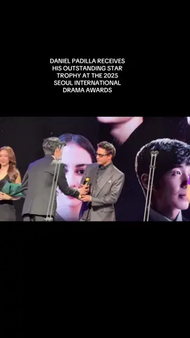 #DanielPadilla receives his Outstanding Asian Star trophy at the 2025 Seoul International Drama Awards.  video courtesy of  MJ Felipe, ABS-CBN News