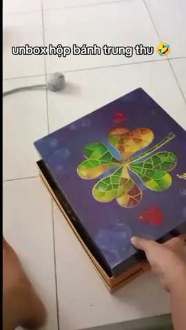 chưa kịp mở nắp thì cái bánh tự đạp hộp chui ra 🤣