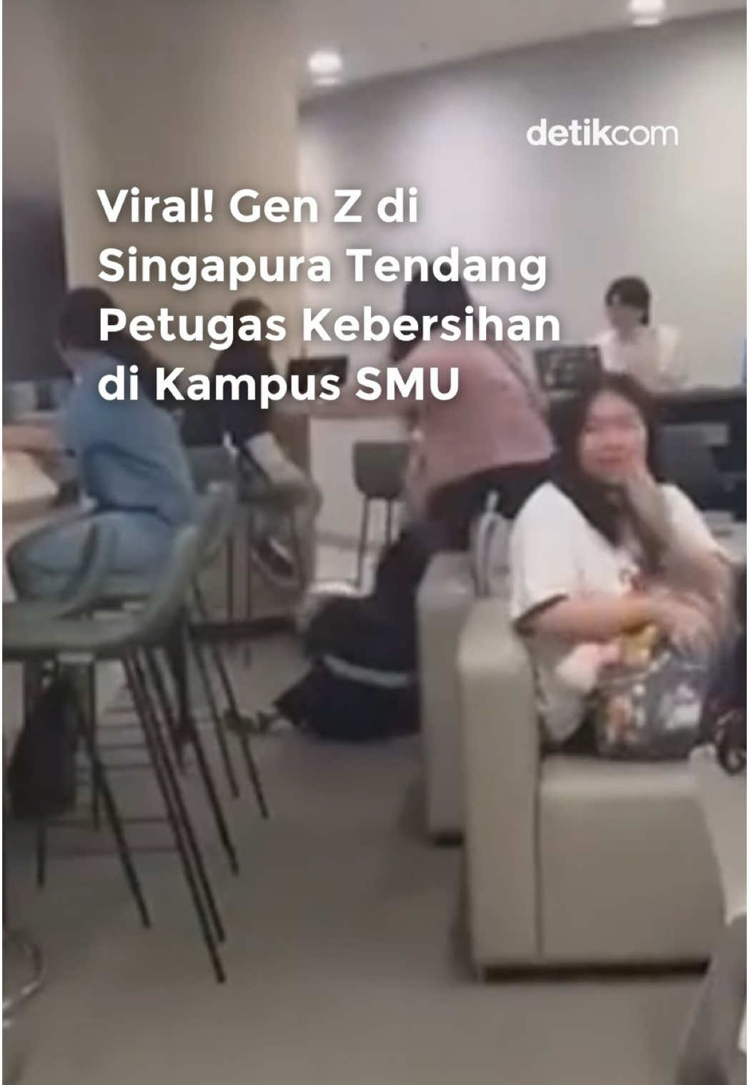 Dilansir dari Mothership.sg, seorang wanita (21) terekam menendang lansia 61 tahun di kampus Singapore Management University pada Senin (30/9/2025) siang. Polisi menyatakan dua wanita sedang diperiksa terkait dugaan penganiayaan, sementara pihak SMU belum memberikan tanggapan resmi. Pihak berwenang maupun SMU belum mengonfirmasi apakah wanita yang terlibat dalam insiden itu adalah mahasiswa universitas tersebut. Baca berita selengkapnya hanya di detik.com! Creator: Risa #detikcom #singaporemanagementuniversity #lansia #kriminal #petugaskebersihan 