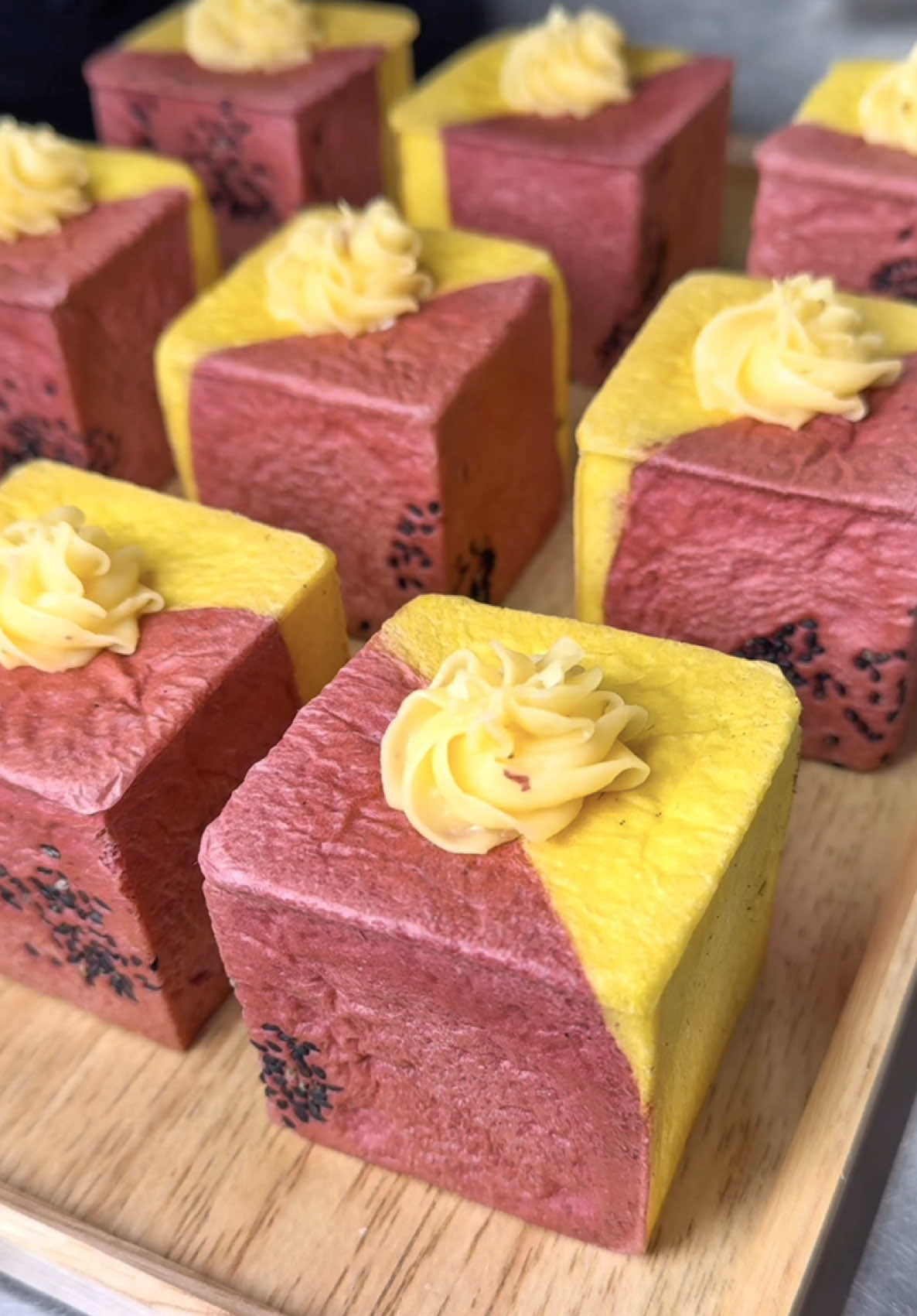 秋の味覚！焼き芋キューブ食パン🍠 紫と黄色のコントラストが美しい 焼き芋をイメージした可愛いキューブパン🍞 しっとりふわふわのパンの中には 濃厚でなめらかなさつま芋クリームがたっぷり🤤 まるでデザートのように楽しめる 秋にぴったりのご馳走スイーツパン🍠💛 この焼き芋キューブは土日限定販売！ 手土産やカフェタイムに超オススメ🫶🏻 📍愛知・江南 『cafe しょぱん』 子犬のワルツ 見た目そのまんま焼き芋 390円 #愛知グルメ #愛知カフェ #パン屋 #japanesefood #tiktokfood 