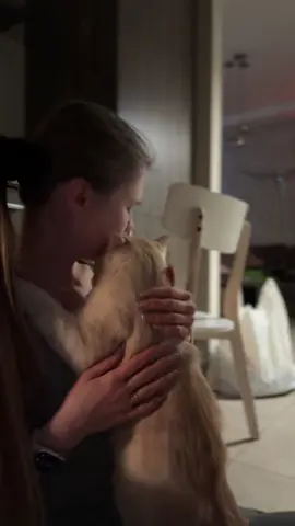 Сейчас меня бросает из стороны в сторону, я пытаюсь отпустить, но это очень сложно. Сложнее всего перед сном, ложится в пустую кровать и просыпаться одной. Смотрю часами видео и фото с кокосом. Я поняла, что становится легче когда я не дома, когда рядом кто-то из друзей или мама. Сейчас в моей жизни грядут очень большие перемены, о которых я конечно вам расскажу. Неизвестность в данный период жизни меня пугает, но на самом деле кажется если не было бы такой потери в моей жизни, то я была бы сильно рада таким переменам. Вывод такой, ваше эмоциональное состояние одно из важнейших показателей уровня жизни. У Вас могут быть деньги, машины, квартиры, но если менталка не в порядке, то это все радости Вам не приносит 🥺 поэтому первое на, что не стоит жалеть время и деньги это психолог или отдых 🥹 #💔 #домашниеживотные #мояистория #веганшаюля #миколаїв 