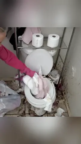 faxina pesada no banheiro, limpeza de banheiro muito sujo #homecleaning #heavycleaning #cleaningthebathroom #cleaninghouse #satisfying 