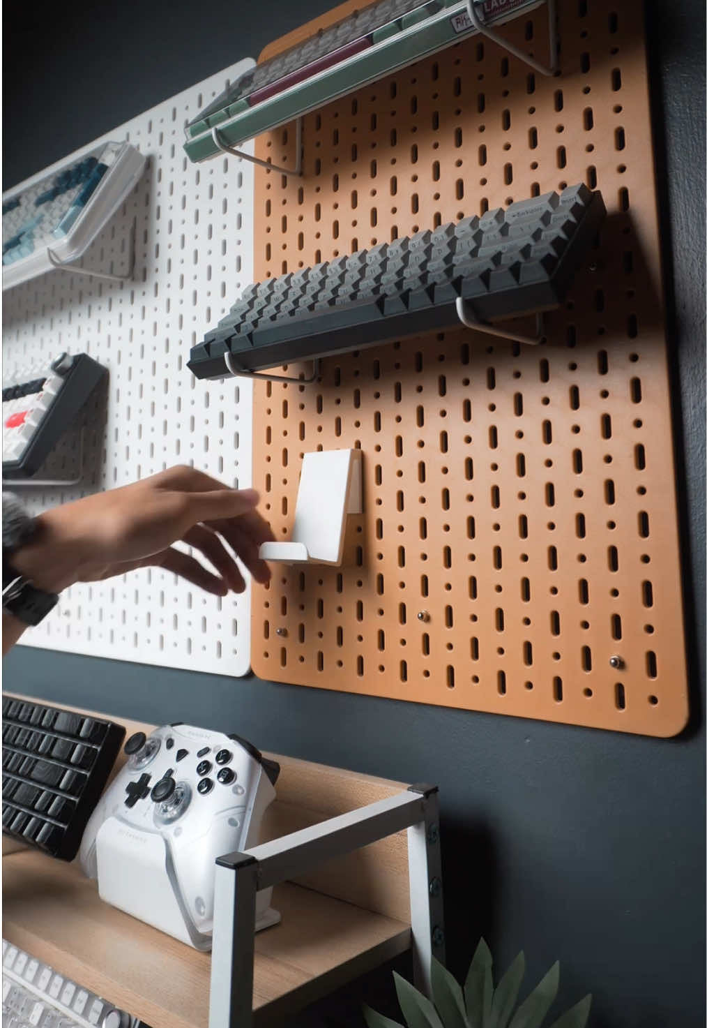 Unboxing the Sanhouse B Set Pegboard – comes with a container, hooks, and adhesives for easy installation. Perfect for organizing accessories and giving my desk setup a clean and aesthetic upgrade. @Sanhouse3.ph @Life4U.ph  #desksetup #pegboard #walldecor #techtok #cozy 