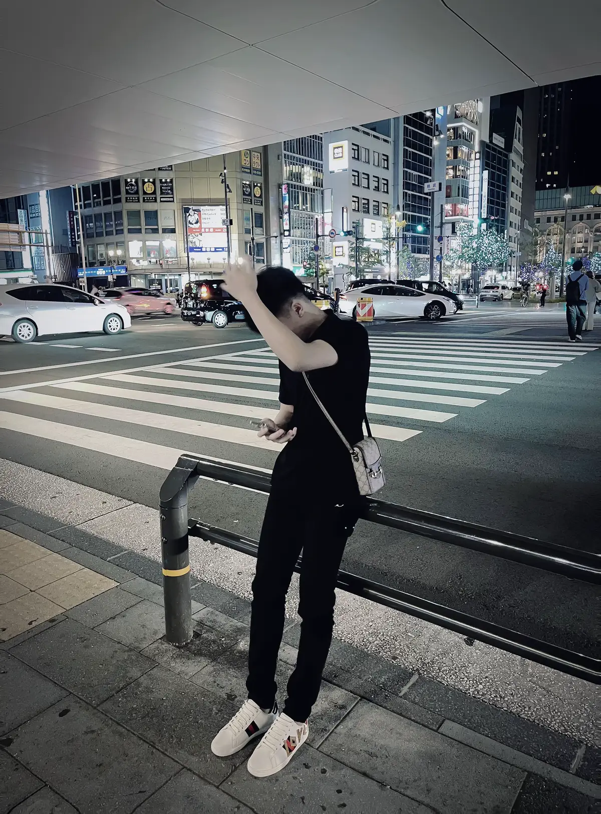 Dù khó khăn hay mệt mỏi cũng tự đứng dậy, không được quỳ gồi trước khó khăn. Năm tháng đau khổ đó 1 mình ta thấu, sau này yên ắng ta chẳng cần ai...!