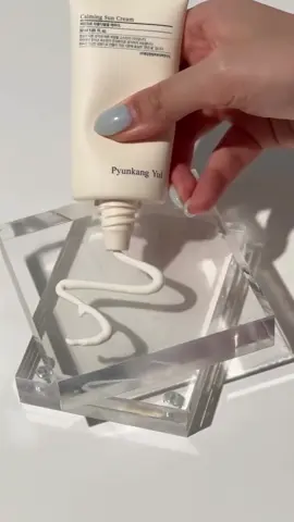 Walaupun akhir-akhir ini lagi sering hujan, Pyungies jangan sampai lupa untuk tetap pakai sunscreen ya ☀️  Pyunkang Yul Calming Sun Cream teksturnya mudah meresap dan tidak lengket, mengandung Niacinamide, Centella Asiatica dan Tea Tree, cocok deh untuk semua tipe kulit!  #pyunkangyul #pyunkangyulindonesia #sunscreen #koreanskincare #fyp 