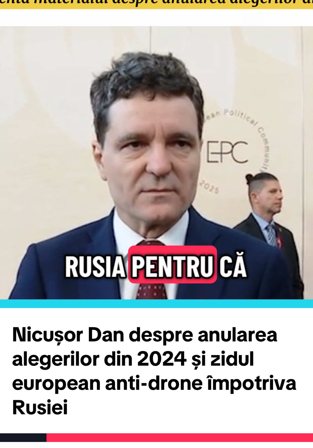 Președintele #NicusorDan participă, astăzi, la cea de-a şaptea reuniune a Comunităţii Politice Europene, care are loc la Copenhaga, Regatul Danemarcei. Pe agendă figurează conflictul din #Ucraina şi asigurarea securităţii europene. El va participa la masa rotundă privind situaţia de securitate din #Europa şi aspectele legate de reziliență. „Azi o să fie o reuniune a statelor europene în Uniune sau nu, cu o adunare plenară și în cadrul ei mai multe discuții- una pe Republica #Moldova imediat după alegeri, una pe droguri și una pe dezinformare și influență rusă. În cadrul acestei discuții o să prezint materialul pe care procurorul general l-a prezentat public”, a declarat Nicușor Dan, la Copenhaga. Despre materialul prezentat de Parchetul General privind alegerile prezidențiale din 2024, Nicușor Dan a subliniat că cea mai importantă partea a acestuia este cea de influență rusă pe rețelele sociale, inclusiv modalitatea de operare pe #TikTok. Președintele afirmă că zidul anti-drone ar putea fi operațional în câteva luni În ceea ce privește crearea zidului de drone pe flancul estic de către statele UE și refuzul unor țări de a participa, președintele României a explicat necesitatea acestuia. „În acest moment vorbim de o schiţă a unui plan de acțiune. Mai întâi o să avem planul de acțiune şi după aceea eventuali lideri care să coaguleze. Există nuanțe în discuție, dar deja nu mai este o chestiune de vecinătate cu Rusia, pentru că aţi văzut evenimente care s-au întâmplat la aeroporturi. Nu am văzut drone care au parcurs din Rusia sau din Belarus până la respectivul aeroport. Este o amenințare cu care ne confruntăm în momentul ăsta şi chiar dacă au fost nuanţe pe discuția asta, se merge pe conceptul ăsta”, a declarat Nicușor Dan. Președintele a precizat că zidul anti-drone ar putea fi operaţional în câteva luni.