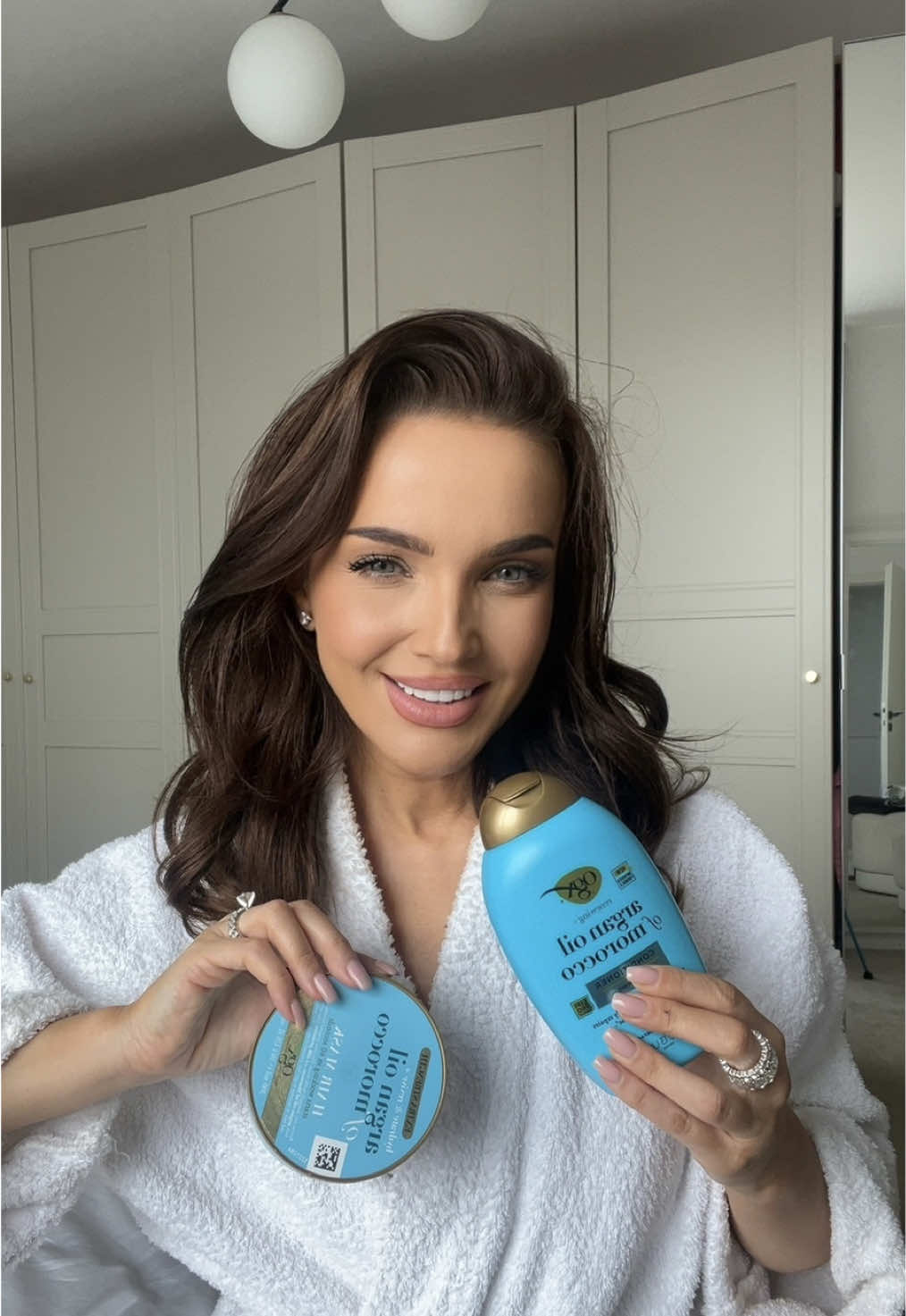 Rutina mea de îngrijire a părului începe cu un strop de răsfăț. Produsele OGX Argan Oil of Morocco oferă hidratare intensă și un luciu natural, exact așa cum ne dorim. 💙 De fiecare dată, părul rămâne catifelat, strălucitor și plin de viață – ca după un tratament de salon, dar acasă. 🌿💫 Pentru mine, acest pas nu e doar beauty, ci un mic ritual care îmi aduce stare de bine și încredere.  #viral #hair #hairroutinetips #fy 