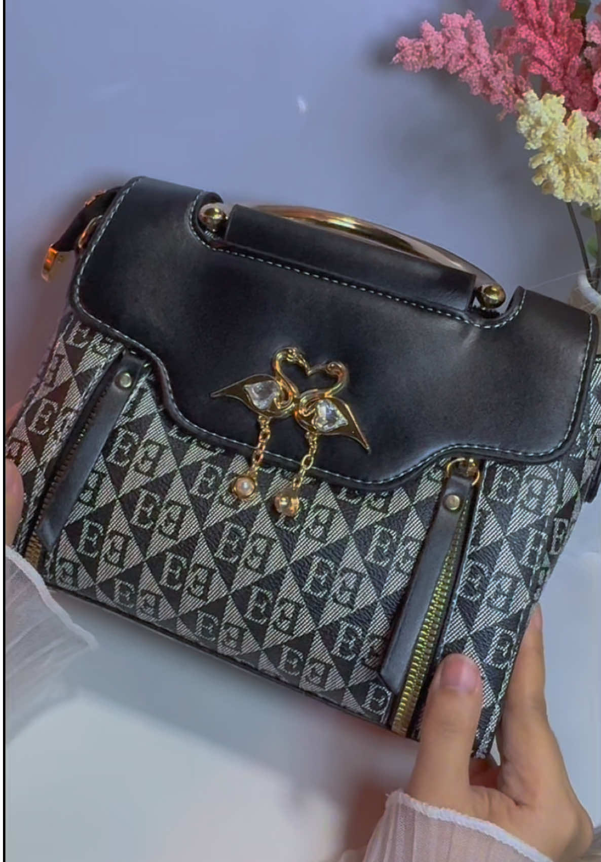 Simple. Sleek. Swak sa lahat ng fit. 👌 #bag #slingbag #bagforwomen #bagrecommendation 