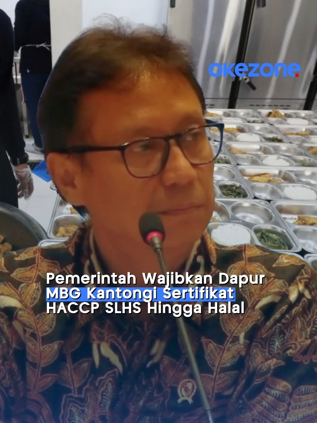 Pemerintah mewajibkan Satuan Pelayanan Pemenuhan Gizi (SPPG) yang mengolah Makan Bergizi Gratis (MBG) untuk mengantongi tiga sertifikat. Ketiganya ialah Sertifikat Laik Higiene Sanitasi (SLHS), Hazard Analysis Critical Control Point (HACCP), dan sertifikat Halal. Hal itu disampaikan Menteri Kesehatan (Menkes) Budi Gunadi Sadikin usai rapat koordinasi bersama Menko Pangan Zulkifli Hasan, Kepala BGN Dadan Hindayana hingga kementerian terkait, Kamis (2/10/2025). Budi menjelaskan, sertifikasi ini ditujukan untuk memcegah masalah tata kelola MBG. #okezone #okezonecom #MBG #menkes #KemenkesRI #MakanBergiziGratis
