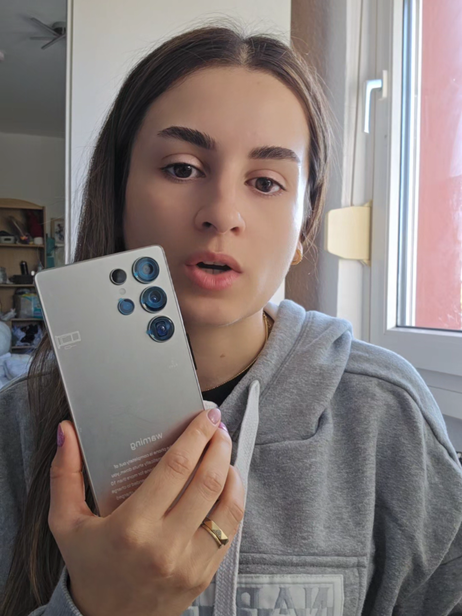 Un smartphone accesibil, disponibil la doar 97 de euro pe TikTok Shop, ideal pentru cei care caută o opțiune economică pentru utilizarea de zi cu zi. Telefonul oferă un design modern, inspirat de modelele premium, un ecran generos, cameră foto de bază și funcții esențiale precum apeluri, mesagerie, rețele sociale și aplicații ușoare. Este o alegere potrivită pentru bugete reduse sau ca telefon secundar, de rezervă.