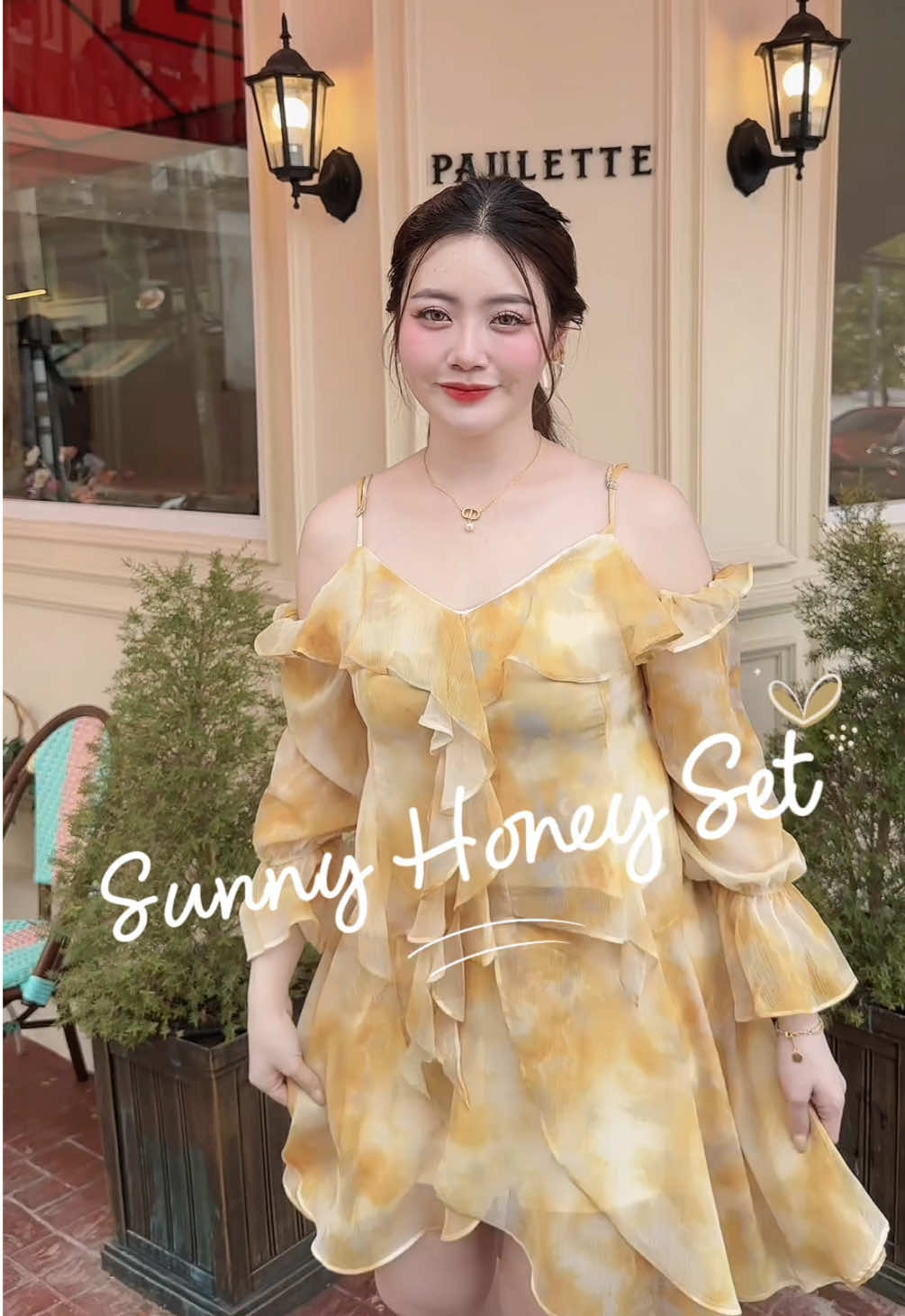 🍯 ชุดเซตเสื้อ+กระโปรงโทนเหลืองฮันนี่สุดละมุน 🌼 ดีไซน์เปิดไหล่เพิ่มความน่ารักปนเซ็กซี่เบาๆ แต่งระบายด้านหน้าให้ลุคหวานละมุนแบบคุณหนูสุด ๆ 💛 #caloriefashion #TikTokFashion #เดรสสาวอวบ #สาวอวบแต่งตัว #เสื้อผ้าสาวอวบ 